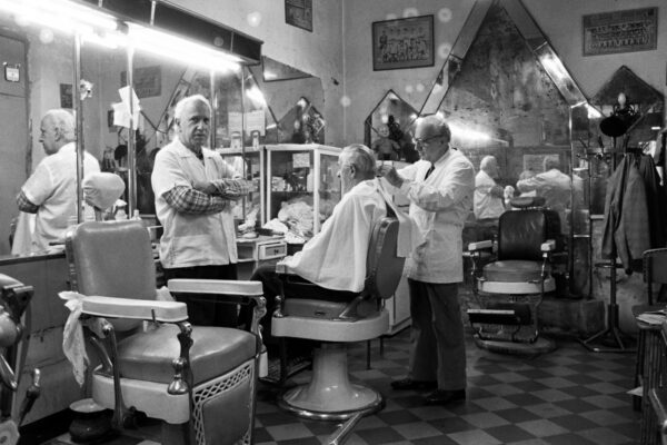 The hunger for discovering the world with a photo-camera becomes for most people a chance to exercise the art of viewing and photography becomes an amazing hobby. In Buenos Aires, a young Eddie Arrossi experimented with capturing flashes of life that today become historic pieces of culture. An already old barber shop and the old owners were in the ‘80s, one of the many subjects that led to a style of approaching people with speed and determination to freeze situations before the subjects can ask why. Years later, the same approach is still used by Eddie and passed to his team to narrate with photography the positive impact of the events EAPHOTO photograph for their clients.
Foto: © Eddie (Eduardo) Arrossi